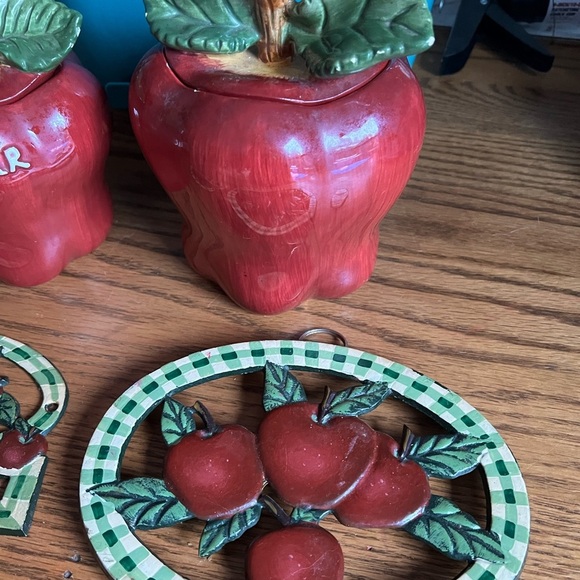 Vintage 1990’s 4 pc Apple Canisters and Apple Oval Trivets - Picture 3 of 6